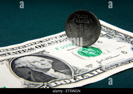 Konzept der indischen Rupie-Münze und US-Dollar-note Stockfoto