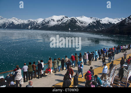 Touristen auf dem Deck Anzeige Hubbard-Gletscher in Alaska Kreuzfahrt Schiff; USA Vereinigte Staaten von Amerika Stockfoto