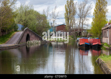 Black Country Szene. Industriebauten und narrowboats oberhalb der Nummer 1 auf den Branch Canal Walsall, West Midlands, England, Großbritannien Stockfoto