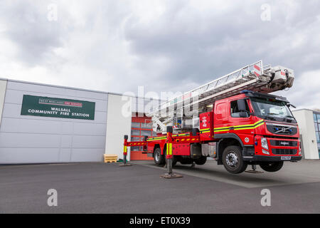 Feuerwehrauto hob am Ausleger in Walsall Feuerwache, West Midlands Feuerwehr, Walsall, England, UK Stockfoto