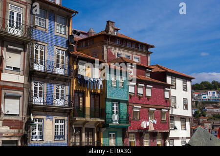 Bunt und heruntergekommenen Fassaden im Stadtteil Ribeira - Porto, Portugal Stockfoto