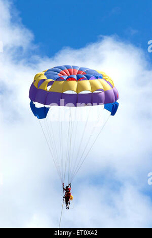 Parasailing oder Paragliding von zwei Mann am Chowpatty; Schiffsantrieb; Bombay Mumbai; Maharashtra; Indien Stockfoto