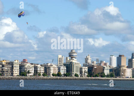 Parasailing; Paragliding von Motorboote; Nariman Point; Schiffsantrieb; Charni Straße; Küste des Arabischen Meeres; Bombay-Mumbai Stockfoto