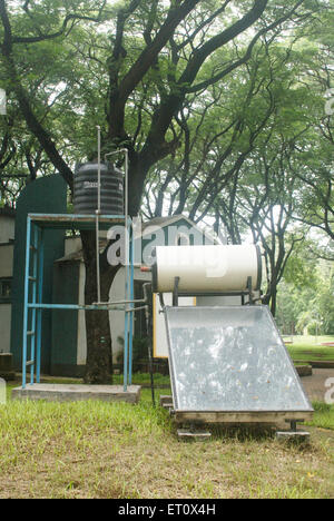 Unkonventionelle macht; heisses Wasser mit Sonnenenergie auf Peshawe Energiepark; Pune; Maharashtra; Indien Stockfoto