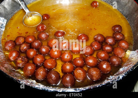 Gulab Jamun; Indische süß; Schokolade Farbe Kugeln von Mava tief in dicken Zuckerwasser; Bombay Mumbai; Maharashtra Stockfoto