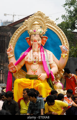 Ankunft-Prozession der großen Idol von Lord Ganesh; Unter der Leitung Elefantengott der Hindus; Ganapati Festival am Lalbaug; Bombay-Mumbai Stockfoto