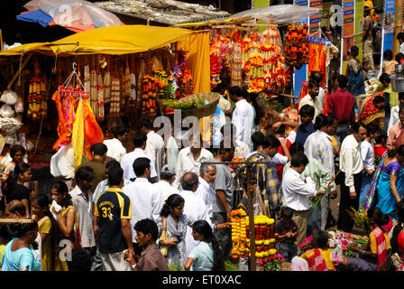 Bunte Girlanden der Blumen Perlen und Perlen dekorieren von Lord Ganesh Idole; Ganapati Festival; Dadar; Bombay-Mumbai Stockfoto