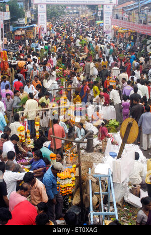 Menge in Blumenmarkt Kauf Artikel dekorieren Lord Ganesh Idole; Ganapati Festival in Dadar feiern; Bombay-Mumbai Stockfoto