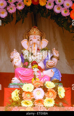 Reich verzierte Idol Lord Ganesh Elefant unter der Leitung Gottes; Ganapati Festivaljahr 2008 in Pune; Maharashtra; Indien Stockfoto