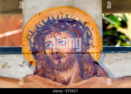 Kruzifix Jesus Christus am Kreuz genagelt, Shivaji Park, Dadar, Bombay, Mumbai, Maharashtra, Indien Stockfoto