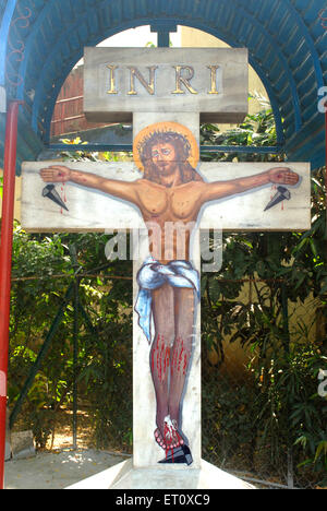 Kruzifix Jesus Christus genagelt auf Kreuz gemalt Shivaji Park; Dadar; Bombay Mumbai; Maharashtra; Indien Stockfoto