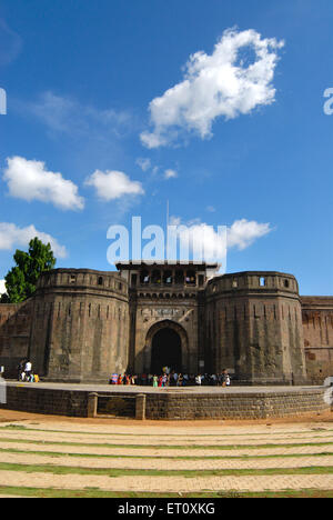 Delhi Darwaja mit massiven Bastei am Shanwarwada Shaniwarwada; Pune; Maharashtra; Indien Stockfoto