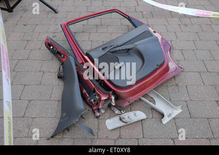 Loughborough Feuerwehrmänner schnitt das Dach aus einem Auto als Teil einer Demonstration der Sicherheit im Straßenverkehr Stockfoto