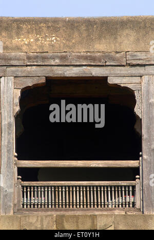 Holzbalkon und Geländer; Delhi Tor Darwaja Haupteingang Nagarkhana Shaniwarwada; Pune; Maharashtra; Indien Stockfoto