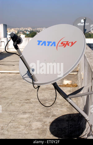 Parabolantenne von TATA Sky für Satellitenfernsehen fixiert auf Terrasse Wohnanlage an; Pune; Maharashtra; Indien Stockfoto