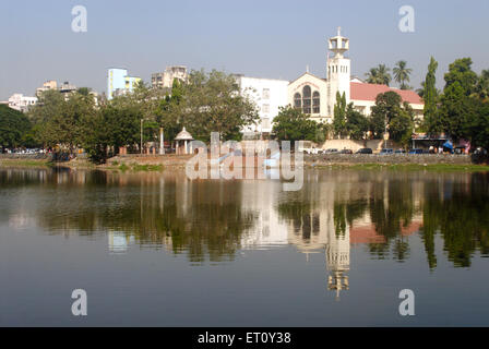 Kirche St. Johannes der Täufer am Ufer des Masunda Sees oder Talao Pali; Thane; Maharashtra; Indien Stockfoto