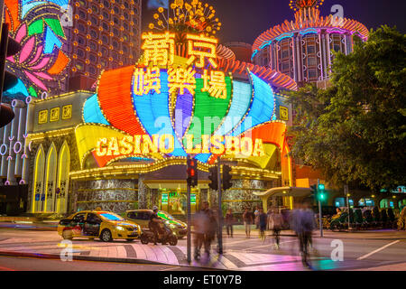 Massen und dem Verkehr übergeben Sie das äußere des Casino Lisboa in Macao, China. Stockfoto