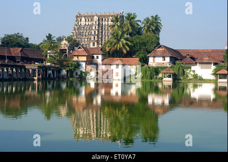 Sri Padmanabhaswamy Tempel und Häuser spiegeln sich in Padmatheertham Tank an; Trivandrum Thiruvananthapuram; Kerala; Indien 2010 Stockfoto