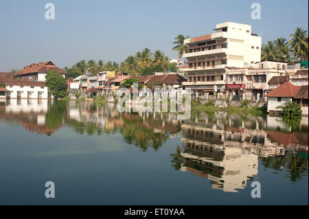 Häuser und modernen Strukturen spiegeln sich in Padmatheertham Tank bei Trivandrum Thiruvananthapuram; Kerala; Indien 2010 Stockfoto