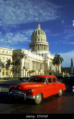 Altes Auto der 1950er Jahre Chevrolet vorbei das Capitolio Nacional, Havanna, Kuba Stockfoto