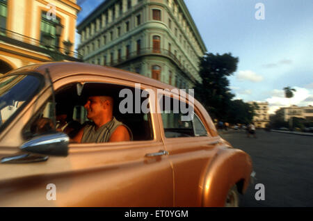 Altes Auto der 1950er Jahre Chevrolet vorbei an Saratoga Hotel, Paseo de Marti, Alt-Havanna, Kuba Stockfoto