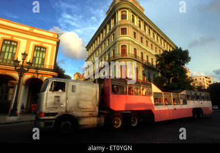 Alter Bus LKW namens Camello vorbei an Saratoga Hotel, Paseo de Marti, Alt-Havanna, Kuba Stockfoto