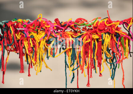 Strings knots Aberglaube Überzeugungen auf Kala Ghoda Art Festival; Bombay; Mumbai; Maharashtra; Indien; Asien Stockfoto