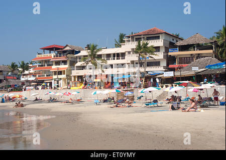 Touristen am Kovalam Strand; Trivandrum; Thiruvananthapuram; Kerala; Indien; Asien Stockfoto