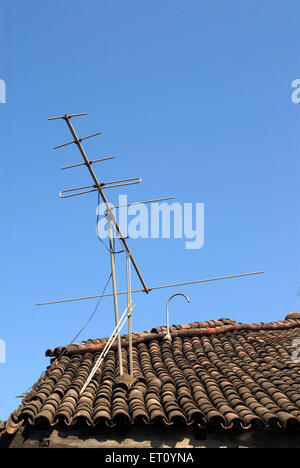 Fernsehantenne auf altem Ziegeldach, Bassein, Vasai, Thane, Maharashtra, Indien Stockfoto