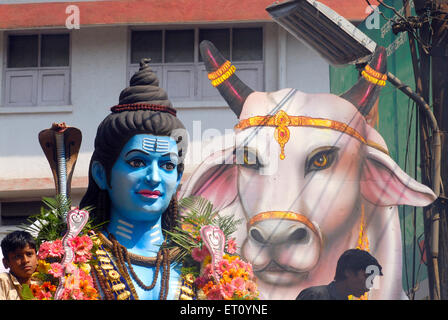 Prozession der großen Idol von Lord Shiva mit Nandi-Stier Mahashivratri Festival zu feiern; Pune; Maharashtra; Indien Stockfoto