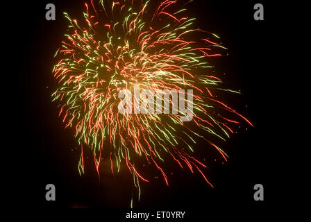 Cracker prächtigen roten Farbe Feuerwerk im Himmel feiern Gudi Padva Neujahr im Distrikt Thane; Maharashtra; Indien Stockfoto