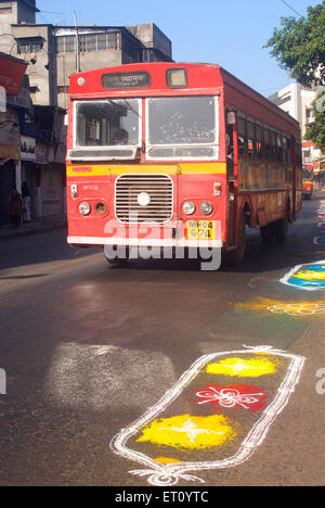 DER BESTE Bus und die BESTEN Rangoli, die auf der Straße gezogen wurden, um das Gudi Padva Hindu Neujahr in Thane, Maharashtra, Indien zu feiern Stockfoto