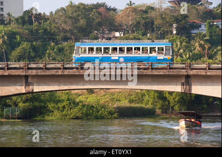 Bus über Brücke bei Veli; Trivandrum; Thiruvananthapuram; Kerala; Indien; Asien Stockfoto