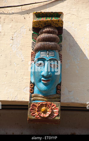 Geschnitztes Gesicht von Herrn Shiva auf Holz; Mattancherry; Cochin; Kochi; Kerala; Indien; Asien Stockfoto