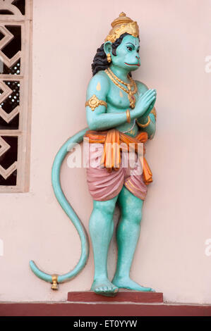 Lord Hanuman Idol im Namaskar Haltung auf Tempel; Mangalore; Karnataka; Indien 2010 Stockfoto