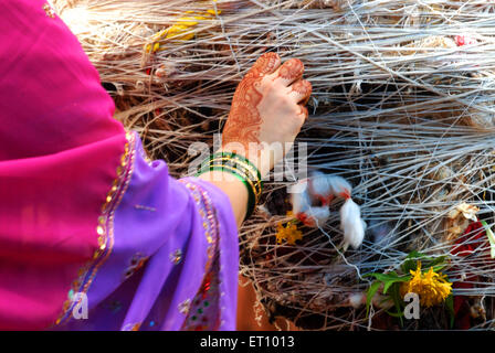 Hand der Frau binden Banyan Baum anbetet auf Mehrwertsteuer Savitri Festival-thread Stockfoto