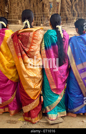 Indische Frauen, die mit banyan Tree Andre, VAT Savitri Festival, VAT Purnima Festival, Bombay, Mumbai, Maharashtra, Indien Stockfoto