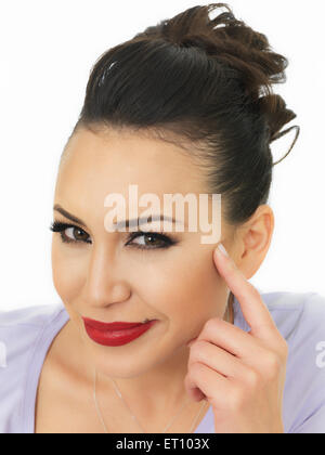 Porträt einer sehr nachdenklich schöne hispanische junge Frau unter Berücksichtigung einige Probleme oder Situation gegen weiß Stockfoto