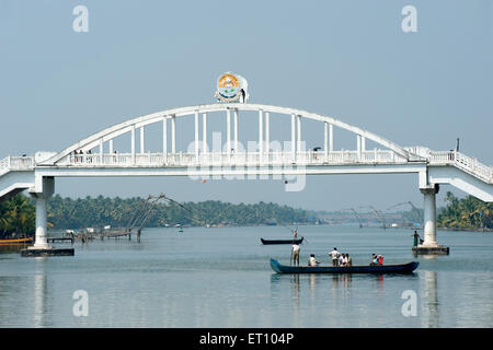 Brücke über Boot in Backwaters; Kollam nach Alleppey; Alappuzha; Kerala; Indien; Asien Stockfoto