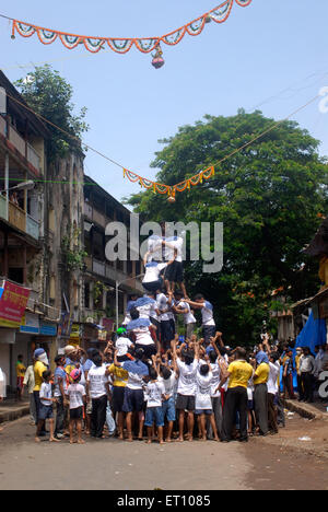 Menschliche Pyramide versucht, Dahi Handi auf Janmashtami Festival in Dadar zu brechen; Bombay; Mumbai; Maharashtra; Indien Stockfoto