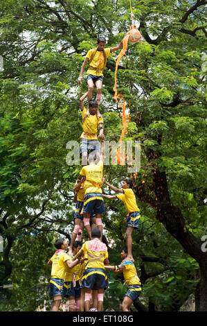 Menschenpyramide gebrochen Dahi Handi Dusche mit Quark und Kurkuma Wasser auf Janmashtami Festival in Dadar Mumbai Stockfoto