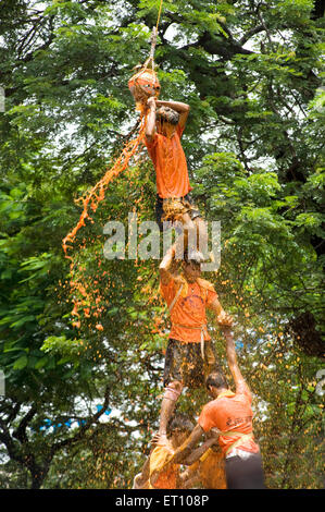 Menschenpyramide gebrochen Dahi Handi Dusche mit Quark und Kurkuma Wasser auf Janmashtami Festival in Dadar Mumbai Stockfoto