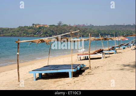 Holzbetten auf Sand am Strand Keri in pernem canacona Goa Indien - Nmk 177250 Stockfoto