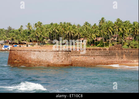 Unteren Fort Aguada und dichten Kokospalmen Sinquerim Beach; Goa; Indien Stockfoto