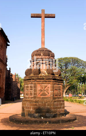 Sehr großes Kreuz errichtet auf Struktur in Basilica von Bom Jesus bei Velha; Goa; Indien Stockfoto