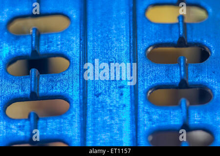 Makrofoto des Abschnitts der Kühlung Kühlkörper aus ein PC-Netzteil - drei ICs oder Transistoren aus den Augen unten angebracht. Stockfoto