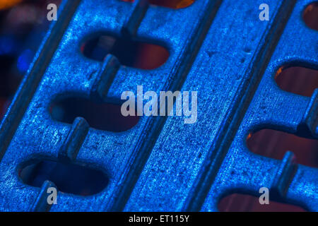 Makrofoto des Abschnitts der Kühlung Kühlkörper aus ein PC-Netzteil - drei ICs oder Transistoren aus den Augen unten angebracht. Stockfoto