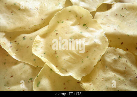 Gebratener Papad, Papadum, Papadam, Papadom, Papadom, Dünnes Brot, knuspriges Brot, knuspriges Brot, weißer Hintergrund Stockfoto