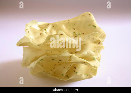 Gebratener Papad, Papadum, Papadam, Papadom, Papadom, Dünnes Brot, knuspriges Brot, knuspriges Brot, weißer Hintergrund Stockfoto