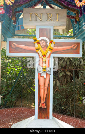 Kruzifix Jesus Christus am Kreuz gemalt, in Mumbai Maharashtra Indien Asien Stockfoto